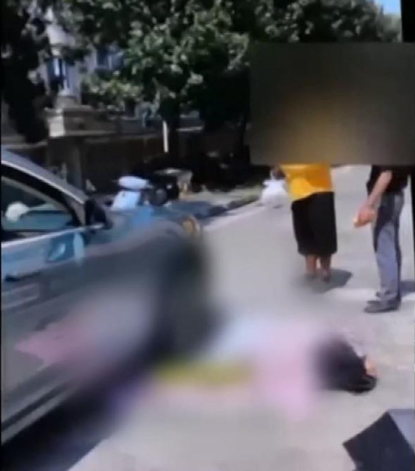 她不顧旁人「趴在路上曬背 」!危險行為被車撞:以為車子會看到我