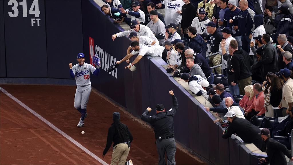 MLB(影)/世界大賽搶貝茲球遭終身禁止進球場 洋基迷仍遭謾罵和收到「噁心東西」