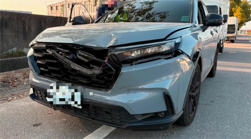空中飛來「輪胎皮」! 國道轎車遭砸安全氣囊爆開