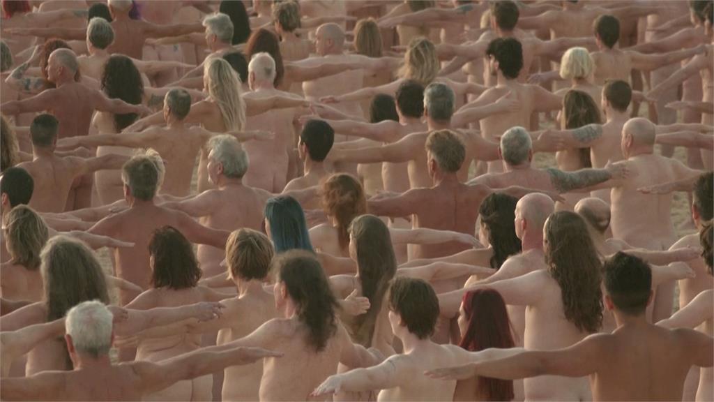 震撼場面！2千5百人集體赤裸現身澳洲海灘　原因曝光全是為「他」