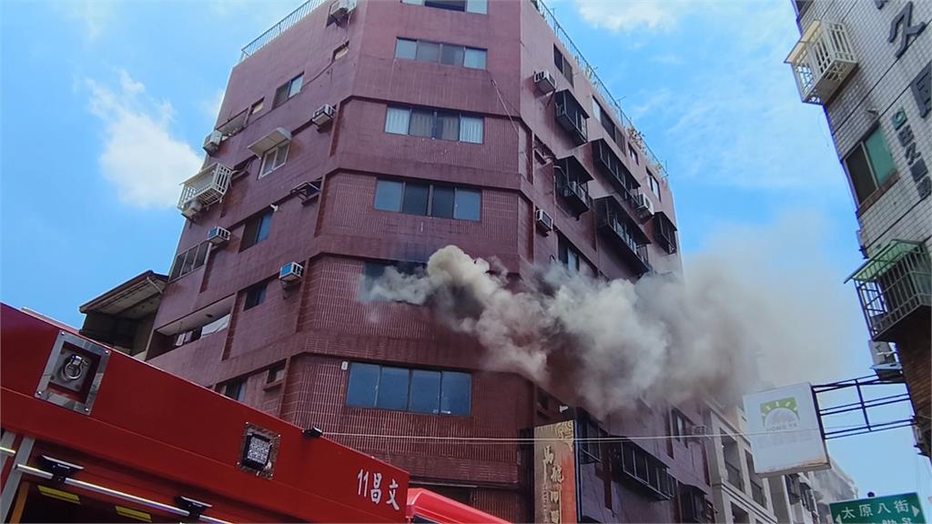 端午不平靜!疑電子鍋電線走火 台中北區公寓大火「濃煙直竄」