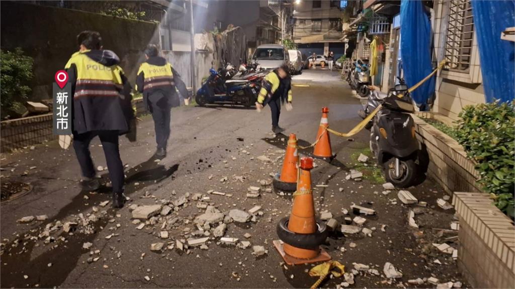 深夜地牛翻身！　新北龍安陸橋磚塊坍塌、土城保全險遭水塔砸
