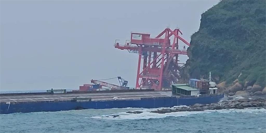 湧浪太強!中國籍貨輪擱淺野柳7個月 駁船斷纜也受困