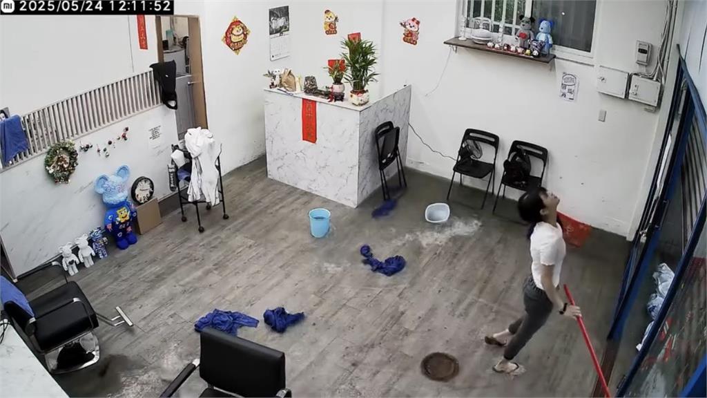 豪雨灌爆台中!老闆娘掃一半「水花狂沖進理髮店」無奈1舉動全被拍
