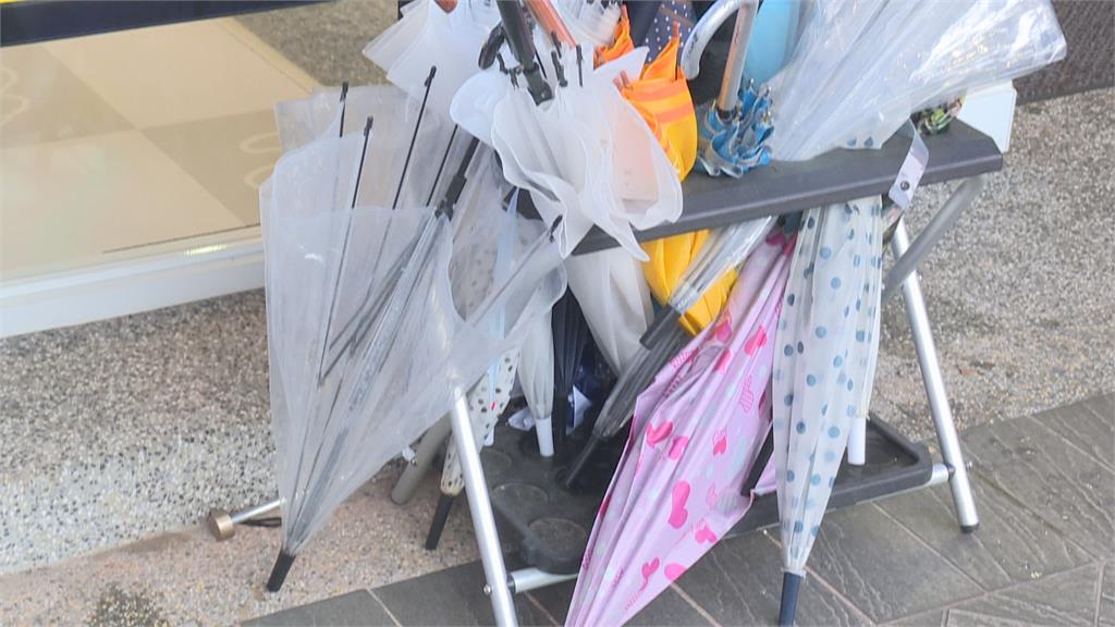 這款沒公德心！　男子雨天沒帶傘　店家外傘桶「隨便拿」