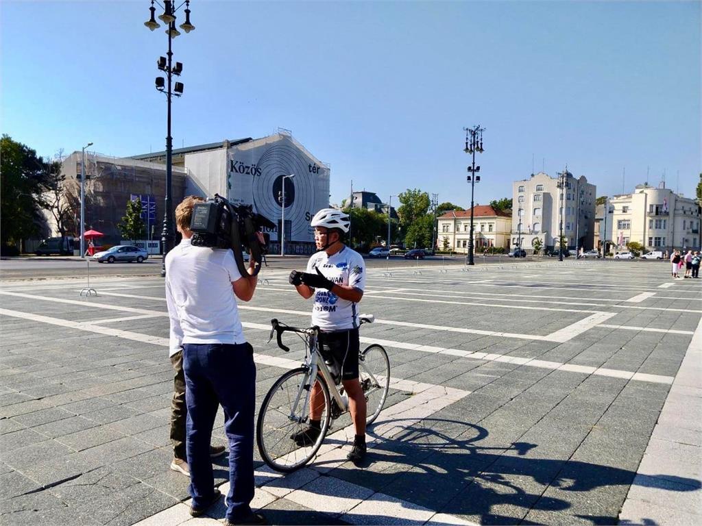 劉世忠變身「台灣活招牌」！全身MIT騎單車受訪　驚豔匈牙利記者