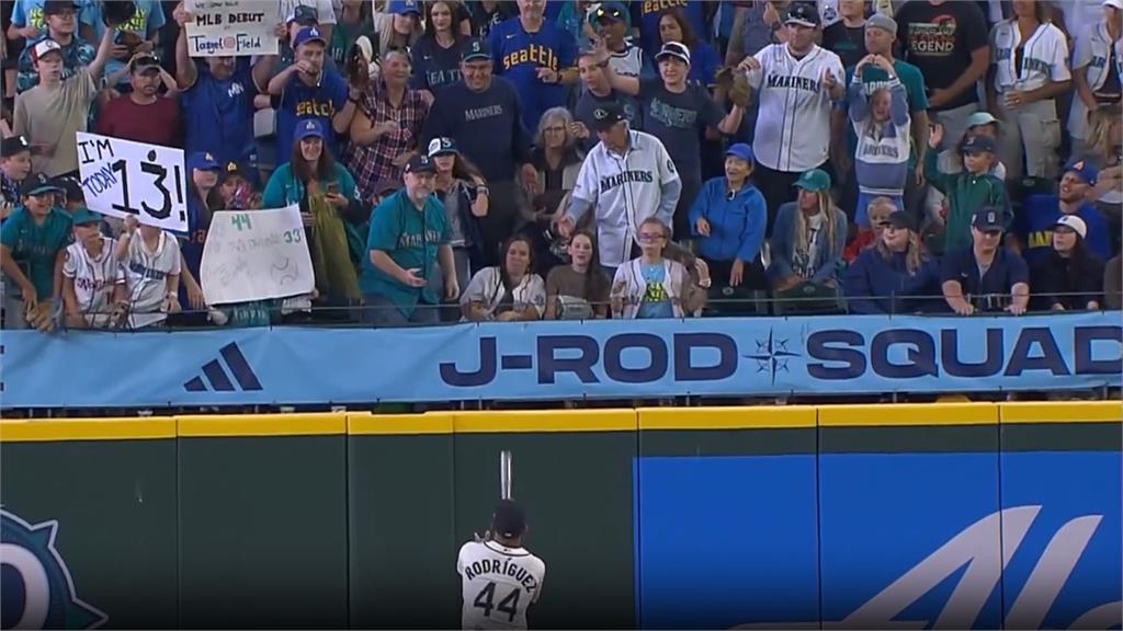 MLB(影)／比賽中直接送出簽名球棒！水手J-ROD為專屬應援團放福利、球迷嗨翻