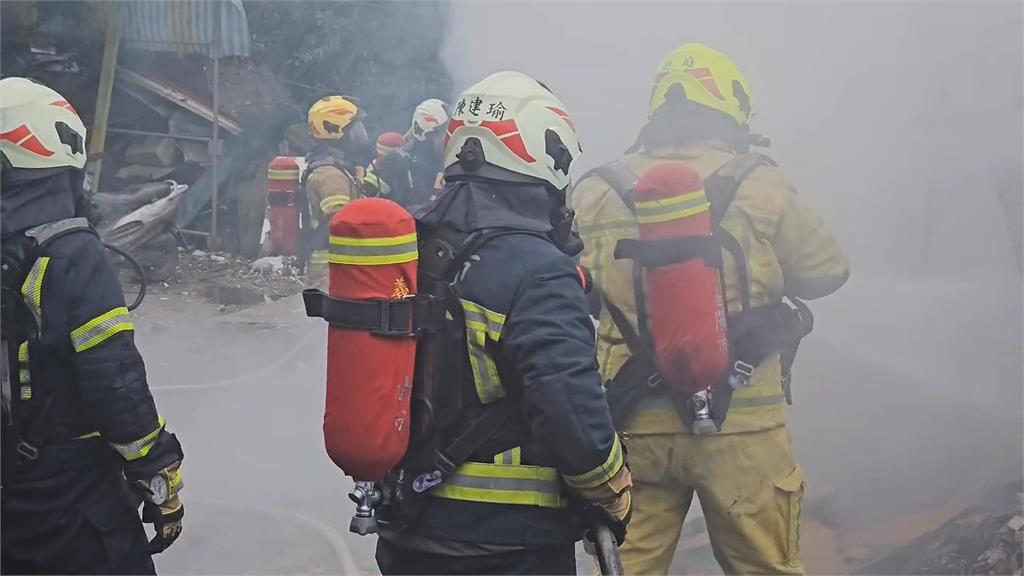 疑電桿設備爆炸!基隆山區工寮火警