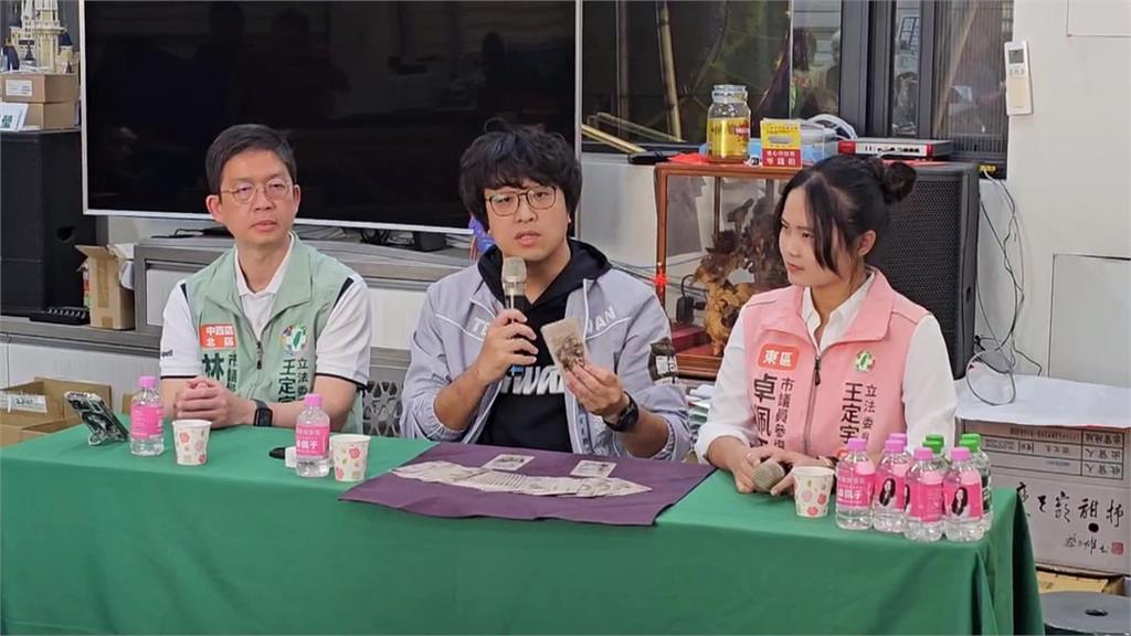 沈伯洋陪同卓佩于騎鐵馬掃街 占卜結果「可成為領袖帶領民眾」