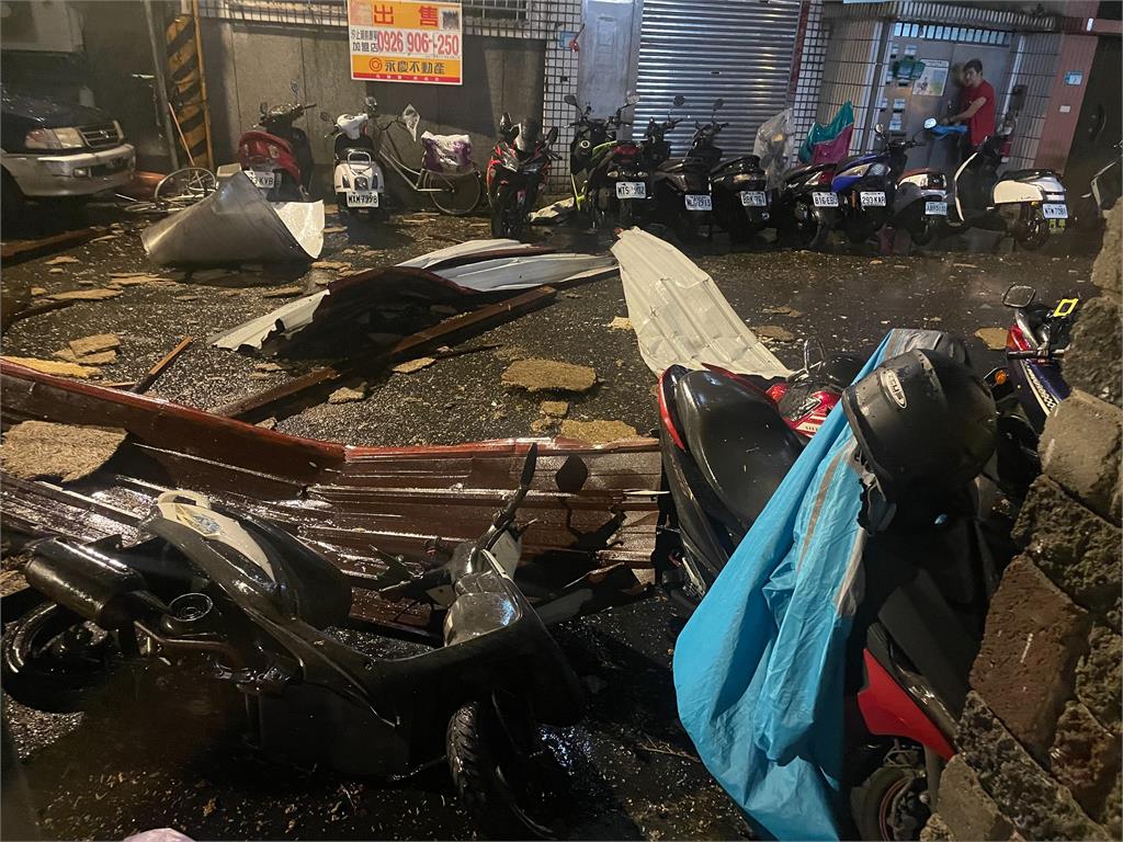 康芮強風豪雨！雙北路樹倒一片　內湖電桿砸死騎士