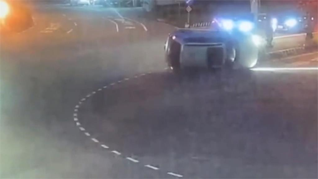 苗栗休旅車自撞側翻成「立筊」 台中4機車連摔