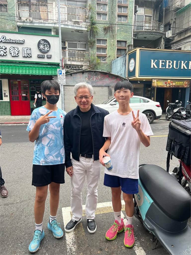 一日快閃！　黃仁勳突現身台北街頭　與妻Lori買包子　不忘外帶「最愛」