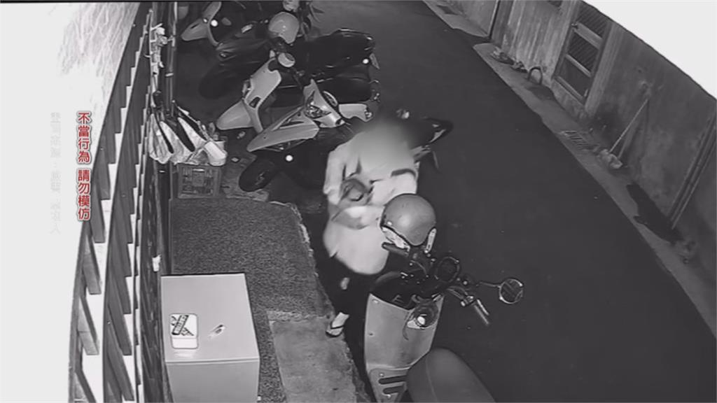 隨機竊案!女子騎單車 沿路「撬開機車置物箱」行竊