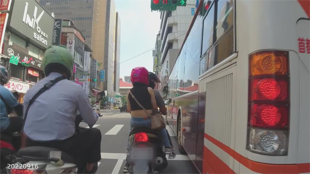 搶當車輪餅?騎士右轉緊黏公車屁股 下秒畫面曝光網嘆:司機真倒楣