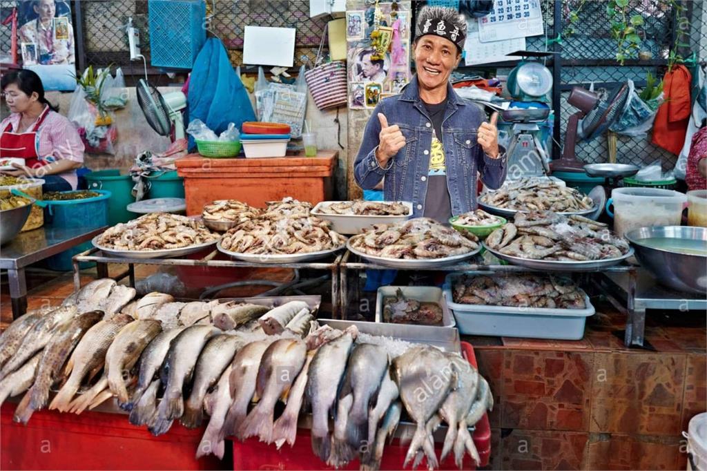 昔欠鉅額賭債破產!61歲「賣魚哥」靠直播翻身 叫賣年收破4.5億
