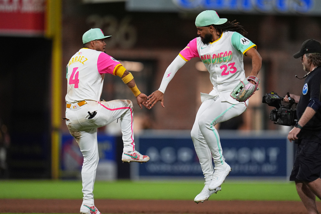 MLB(影)／小大帝士驚天滿貫全壘打！教士逆轉勝響尾蛇國聯季後賽門票到手