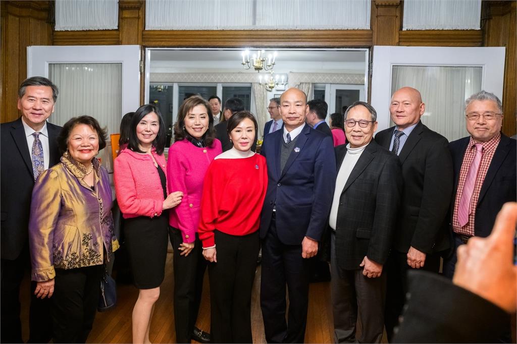 快新聞/韓國瑜出席雙橡園晚宴!收水晶贈禮「驚吐這句」 俞大㵢瞬間變臉