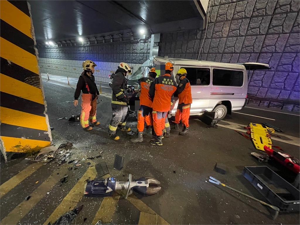 快新聞/新北環快廂型車自撞橋柱 車頭嚴重凹陷毀損