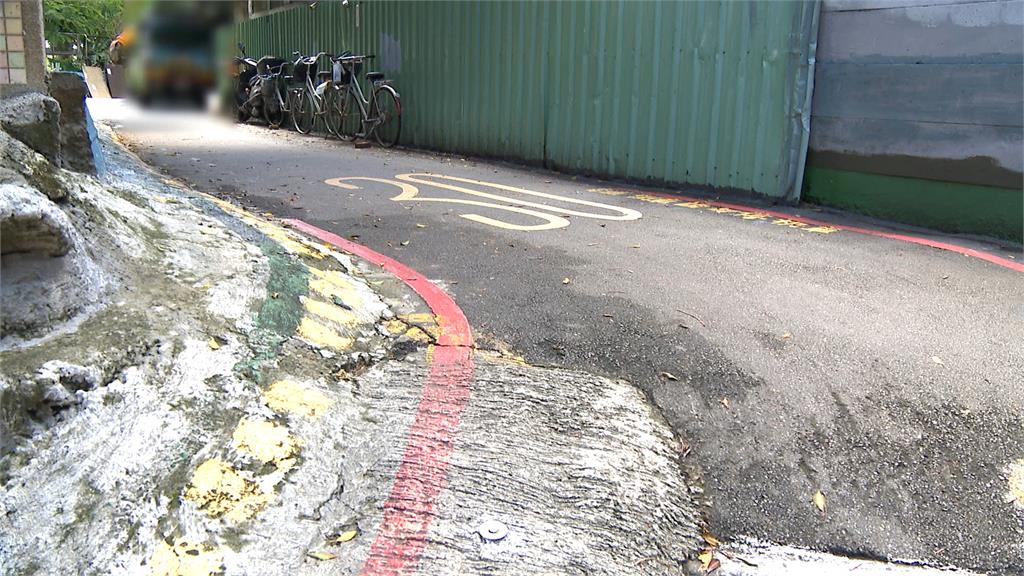 踏入異世界？板橋小巷道路被塗滿油漆　居民自己劃設交通號誌、標線