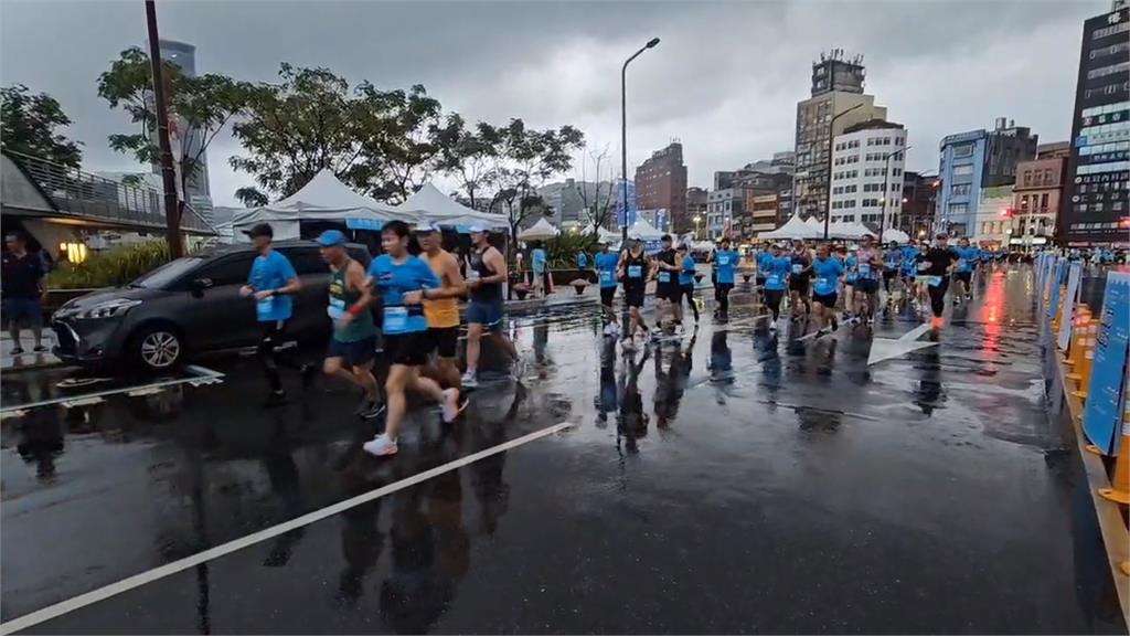 基隆城市半程馬拉松 參賽者雨中奔跑士氣高