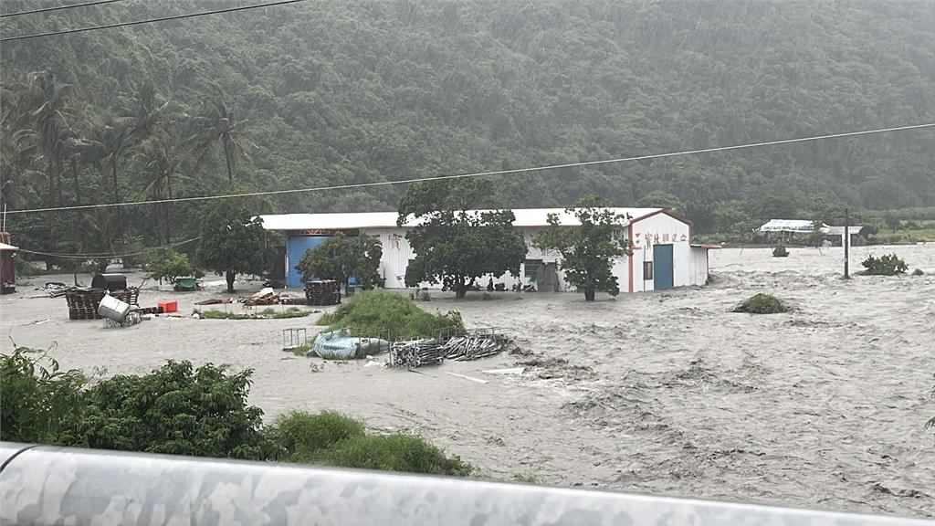 快新聞／連日豪雨釀災！台東金崙溪水位暴漲潰堤　水漫民宅畫面曝