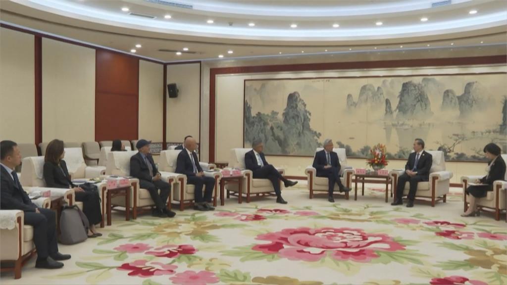 不熱嗎? 黃仁勳35度高溫穿皮衣合影小米董座雷軍