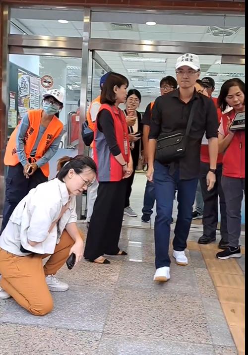 拚民主到最後一秒!罷團志工「滑壘」送件…5秒壓線畫面惹哭網友
