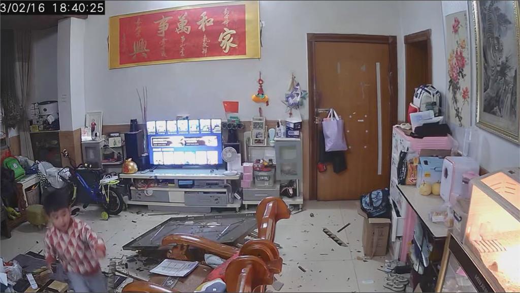 驚險瞬間！中國男童看電視險遭吊燈砸傷　1動作躲過死神嚇壞全網