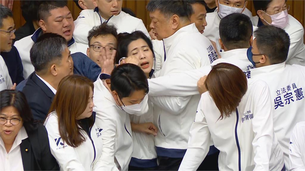 快新聞/朝野爆肢體衝突! 國民黨突襲審選罷法、反對運動部成立