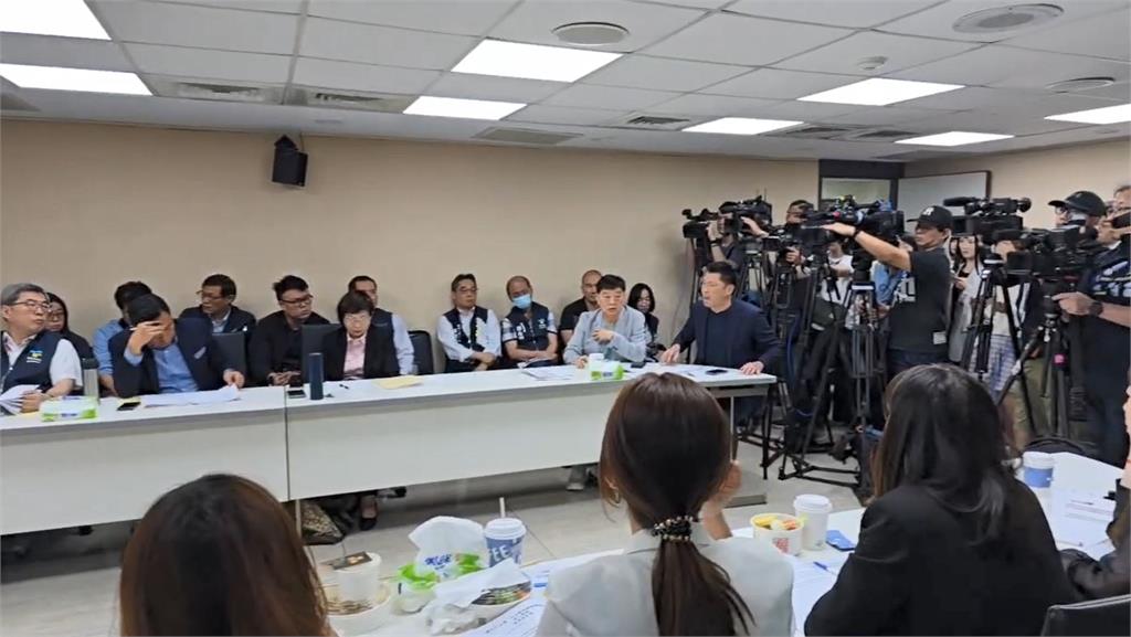 快新聞/擦槍走火!蔣嗆「違法不是劉世芳說了算」 王閔生動怒拍桌反擊