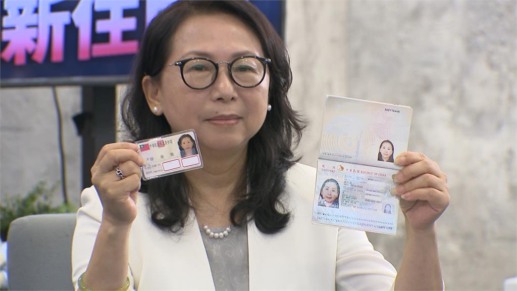 參與統戰活動.中國國籍說不清 徐春鶯放棄民眾黨不分區