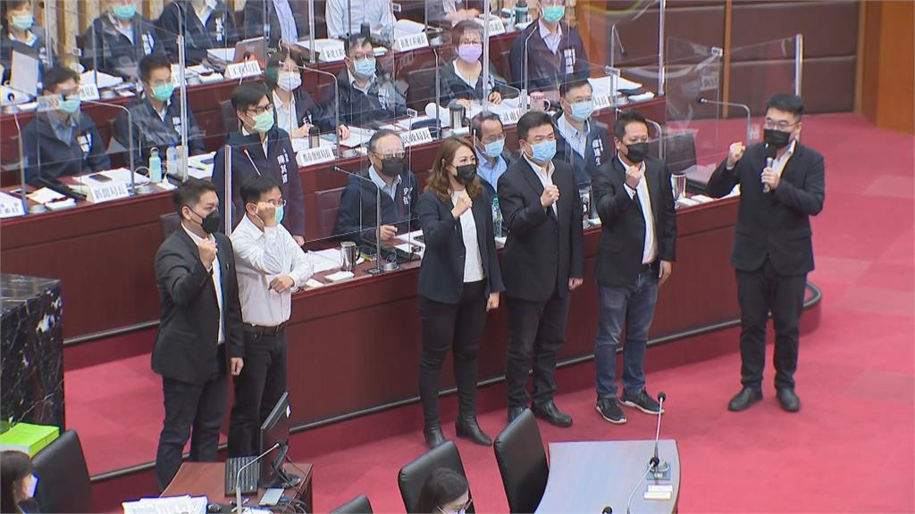 藍支持者高雄市議會外抗議80名警力戒備　　陳其邁：尊重意見表達自由