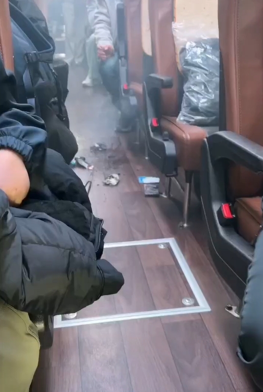 快新聞／剛買不到半年！攜行動電源遊釜山竟自燃　巴士底部被炸出洞