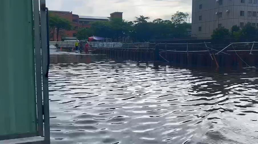 快新聞／好可愛！大雨積水高雄居民苦中作樂　家具當浮具小朋友喜玩「漂漂河」