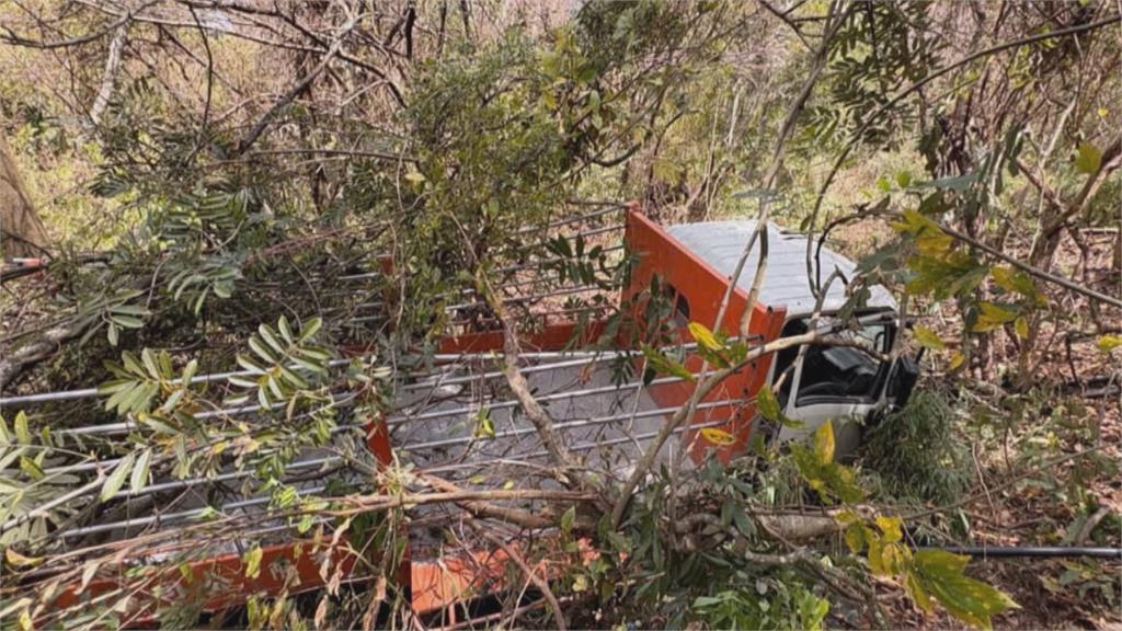 方向盤卡死! 南投小貨車墜谷100公尺深 駕駛一度受困