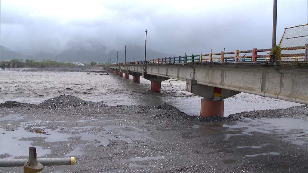 「小犬」襲花蓮強風驟雨！　漂流木、砂石堵住南濱出海口