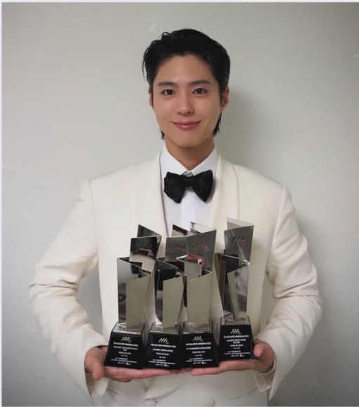 朴寶劍私下行程拍「這棵老樹 」 地標秒被改「寶劍樹」掀熱潮