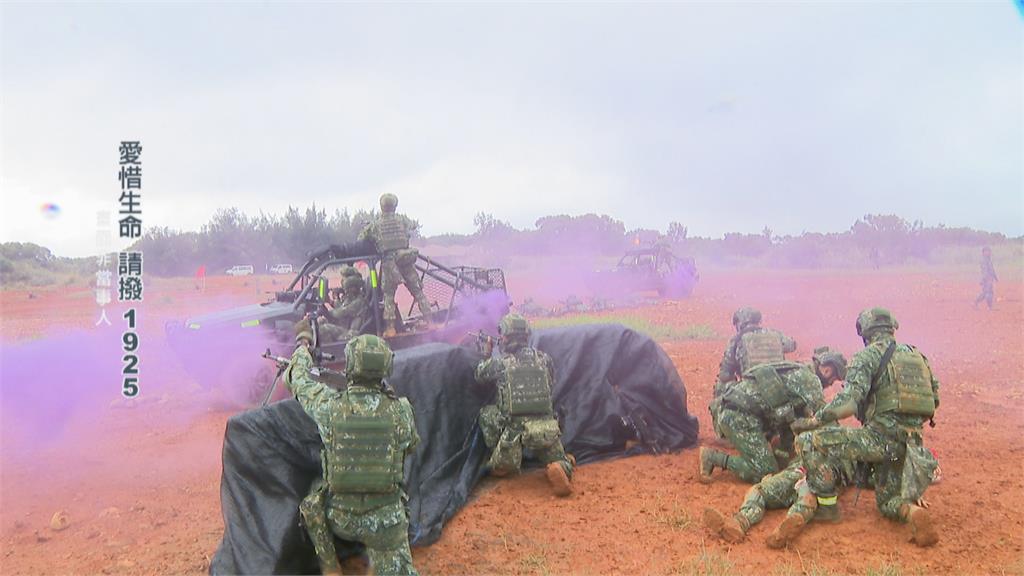 黃志劼軍冤案查無真相 家屬拿遺照到府前落淚控訴