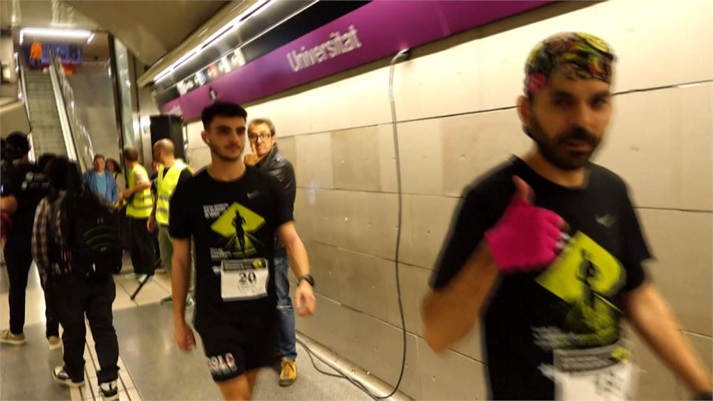巴塞隆納地鐵100週年 200多位跑者隧道慢跑做愛心