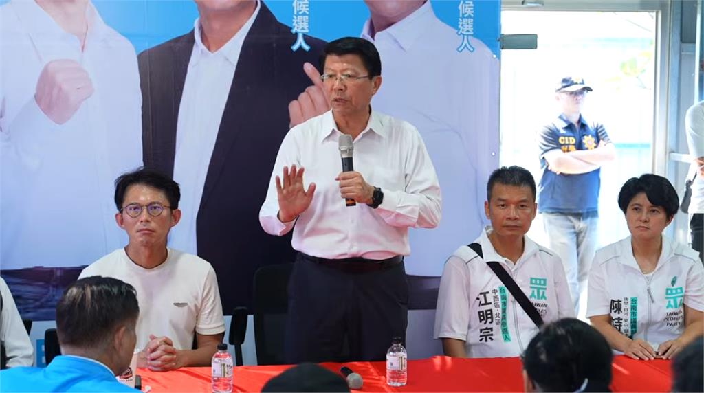 快新聞／超尷尬！黃國昌奔台南助選謝龍介「冷氣還沒好」  大爆汗畫面曝