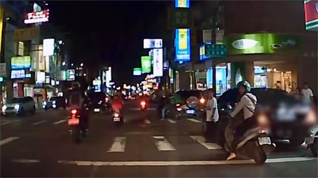 禮讓被後車按喇叭!女童過馬路困難重重 「違停、路口不減速」引網嘆