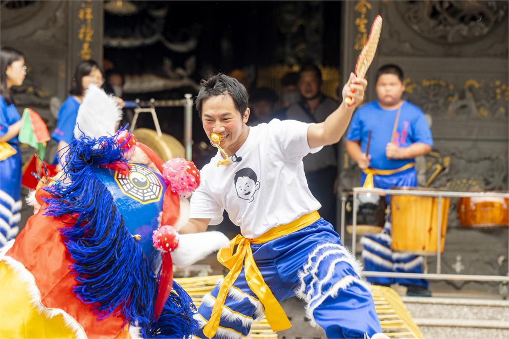 《鬥陣大廟埕》挑戰「龍鳳獅」蔡昌憲自評80分！跳下三層高板凳體驗表驗不容易