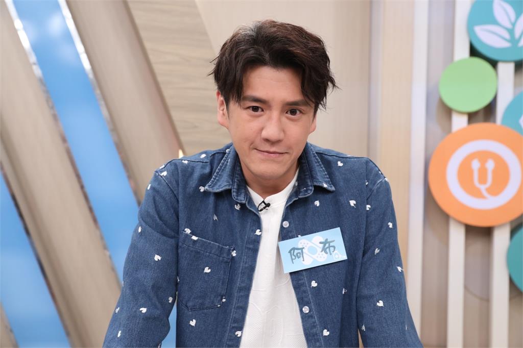 阿布飛機上睡昏頭「腳夾空姐」！自覺尷尬超失禮