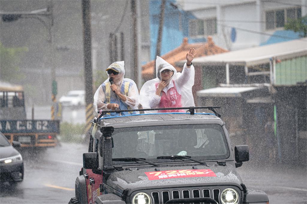 快新聞／罷免倒數24小時拚了！　鄭宇恩冒雨車掃喊：蘇巧慧昨天也是風雨無阻