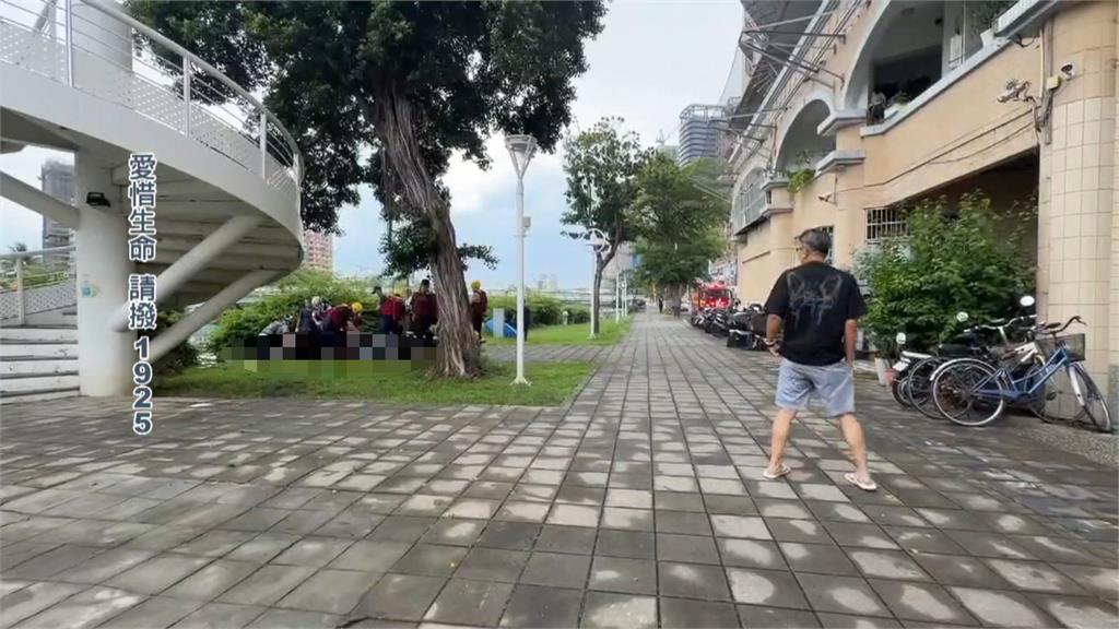 婦人牽狗溺水愛河漂流！　獲救不幸「人狗雙亡」