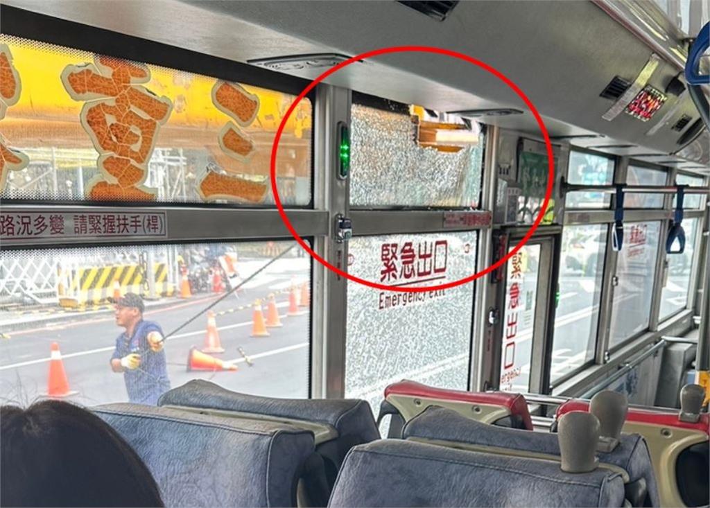 快新聞/恐怖!北市民權東路傳「吊臂砸公車」 驚悚畫面曝光