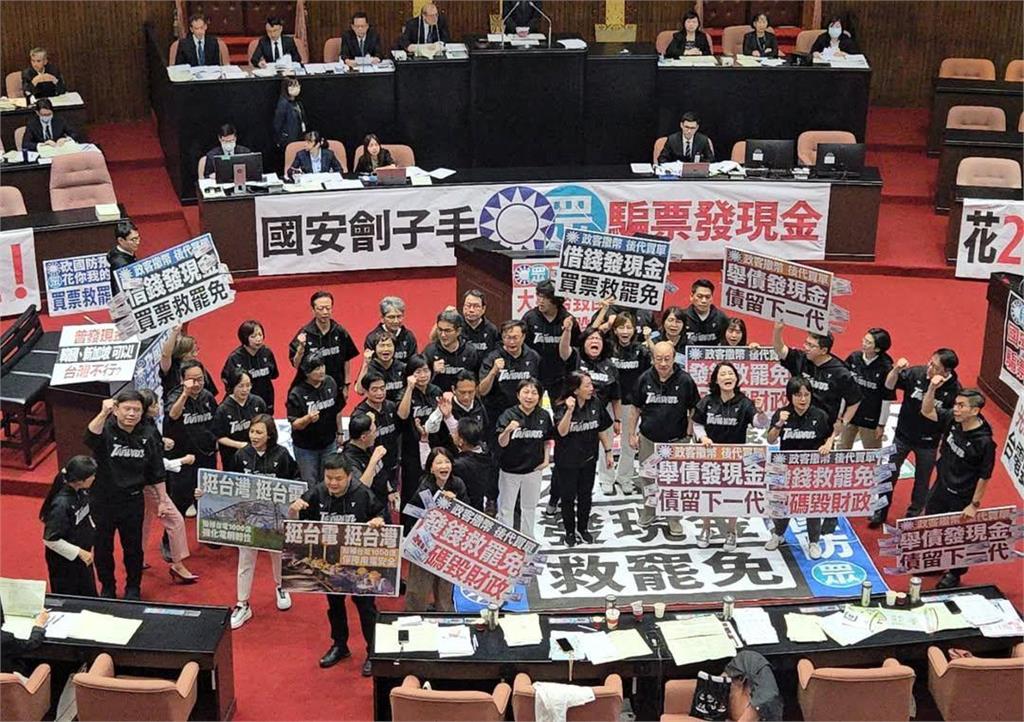 國民黨強推普發現金「2350億瞬間燒光」！粉專曝2圖一次看懂「預算用途」