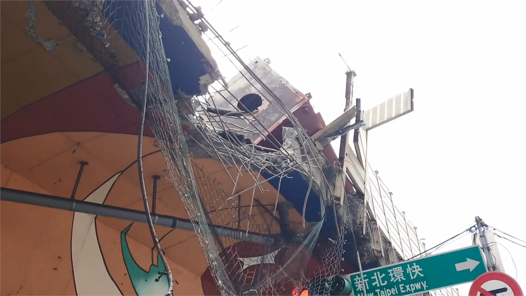快新聞/提早改道!拖板車載運鋼構翻覆 三重中山橋往台北方向全面封閉