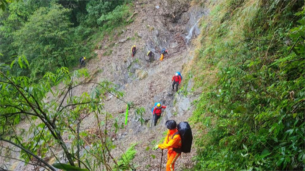 搶救落難登山客 救難員風雨中挺進屏東大鬼湖