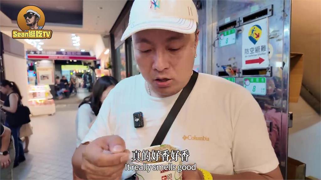 空降台北西門町!中國網紅首嚐人氣排隊美食 讚喊:下次帶朋友來吃